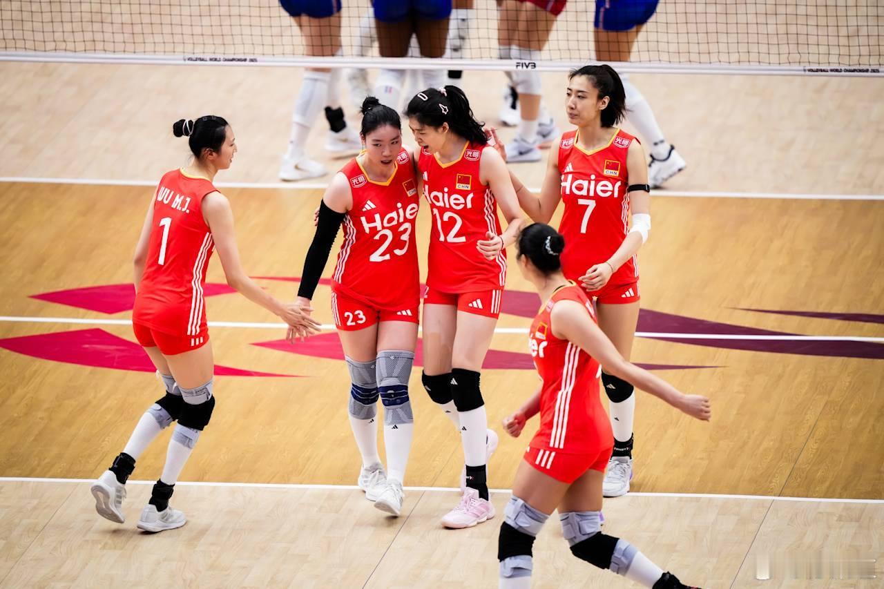 中国女排vs法国女排2025女排世锦赛中国队1-2（20-25/25-27/25