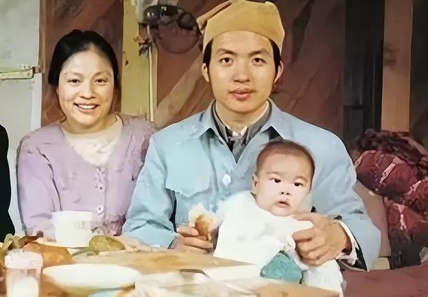 1993年，顾城砍死妻子 ，他也自缢身亡，只留下五岁的儿子小木耳。没想到，孤苦伶