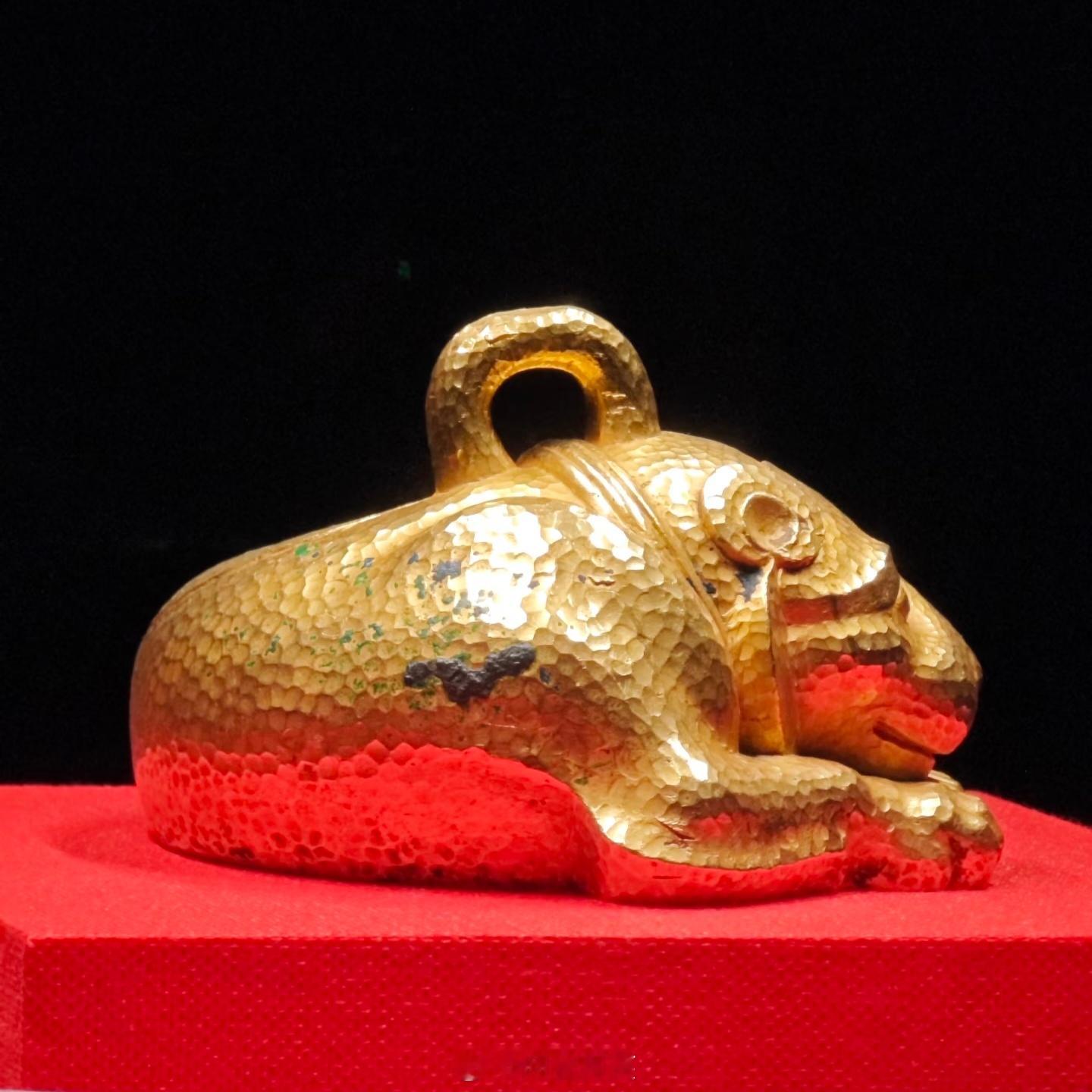 那次在南博，我也在人群缝隙里看见了它。金兽静静地趴在展柜中央的光晕下，像是刚从历