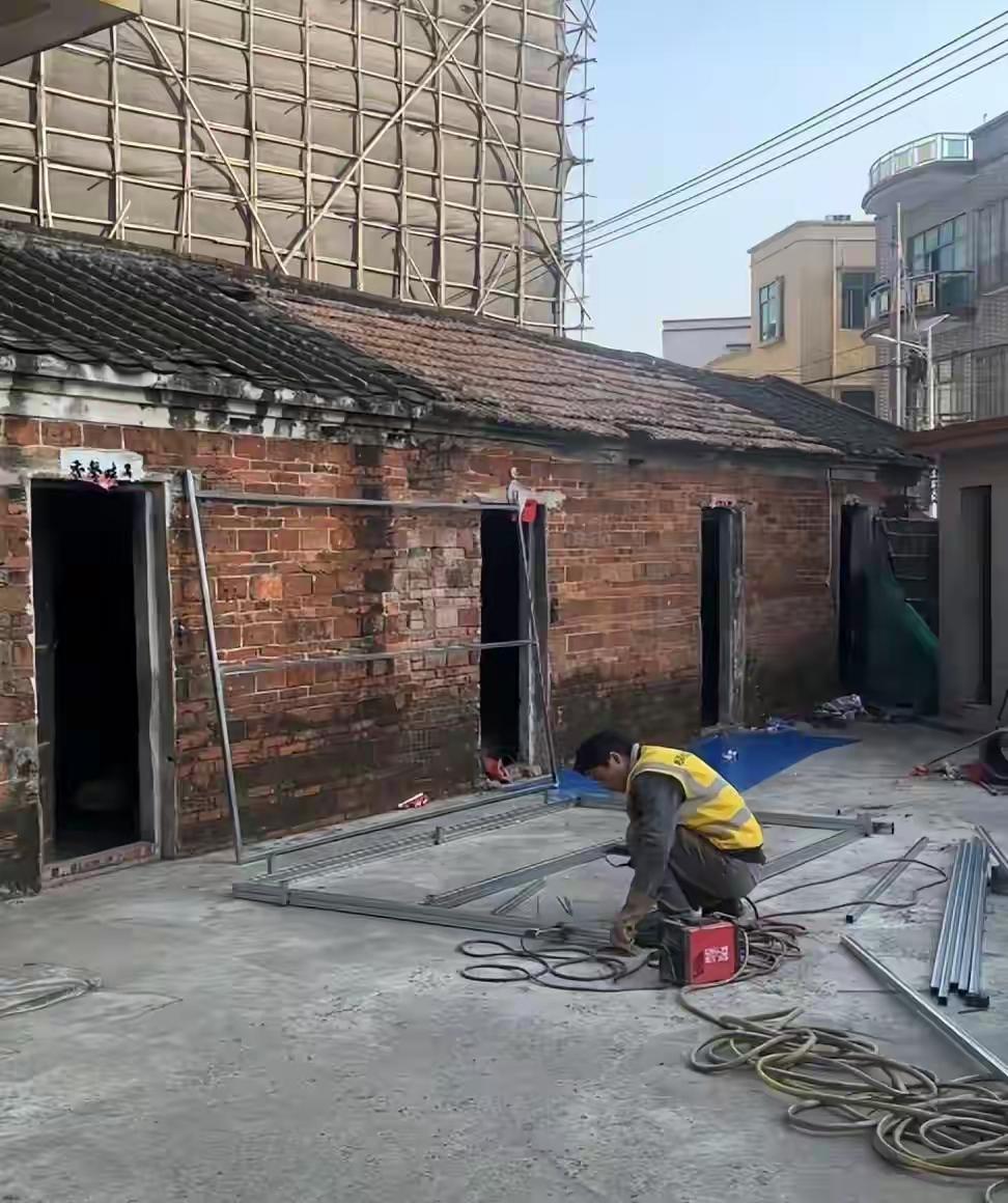 全红婵老家砖瓦房被拆除，又要建设新用房。全家奶奶坐到房前拍的照片会停留在记忆深处