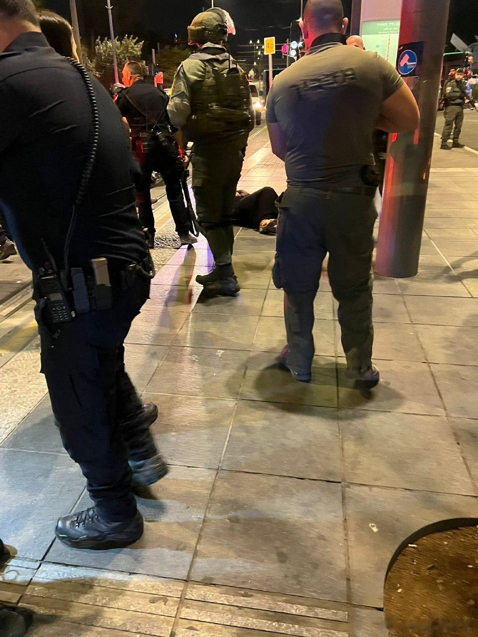 鸡蛋碰石头，我们不能本能地站在鸡蛋一边，而是应该站在对的一边、正义的一边、合法的