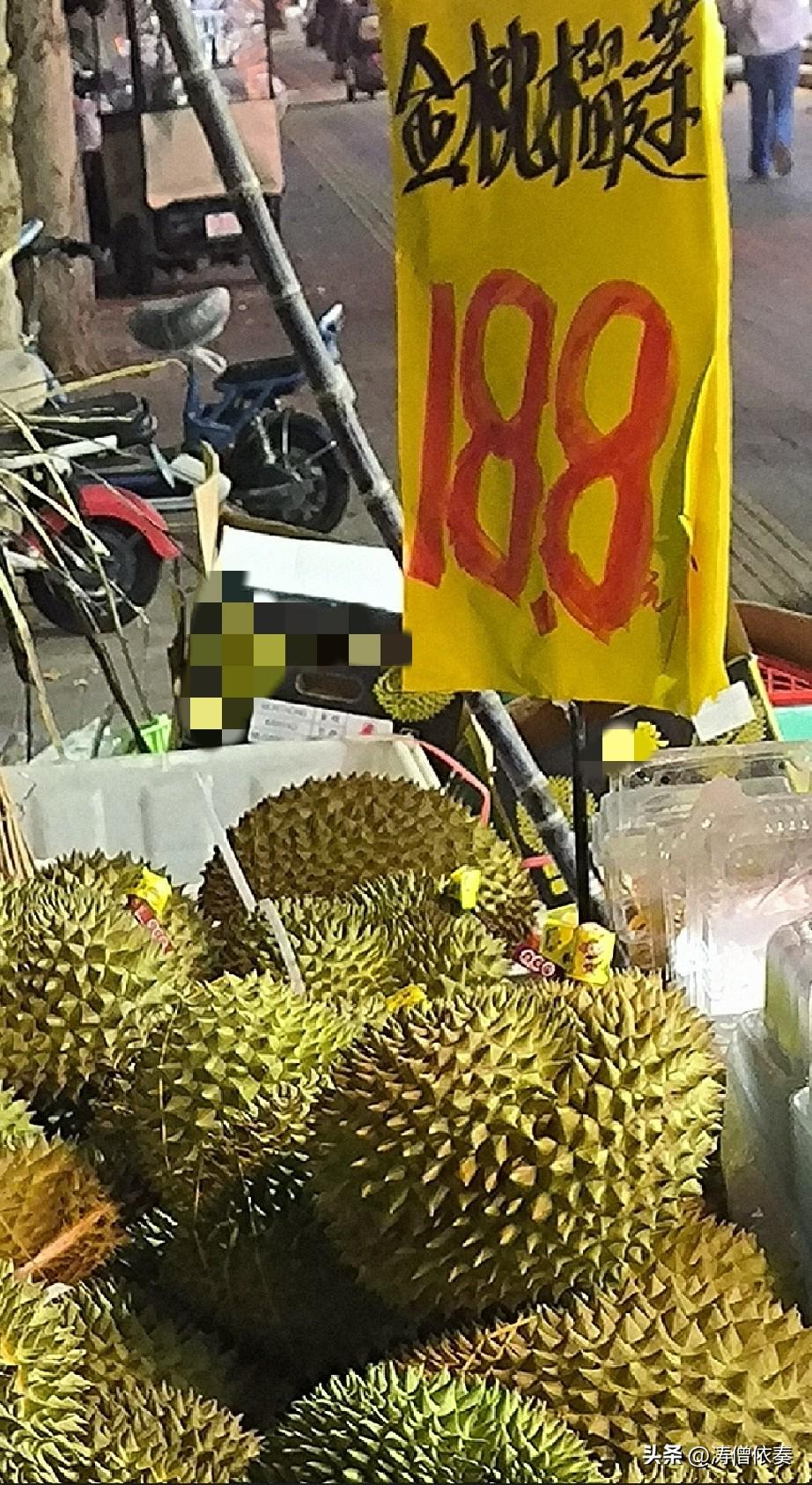 十月榴莲慢慢临近淡季，价格上涨，买的人变少。不过价格一实惠，人气立刻就上来。
晚