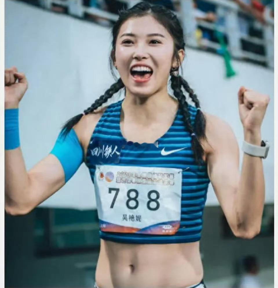 吴艳妮称说我整容代表我好看面对“整容”质疑，吴艳妮以反讽逻辑回应：“别人说我整容
