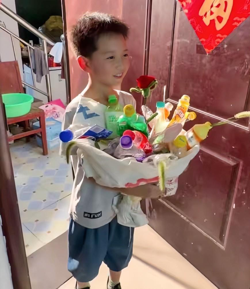 破防了！河南郑州，这个8岁男孩火了！他面对众多围观的大学生，勇敢的说出:“我妈妈