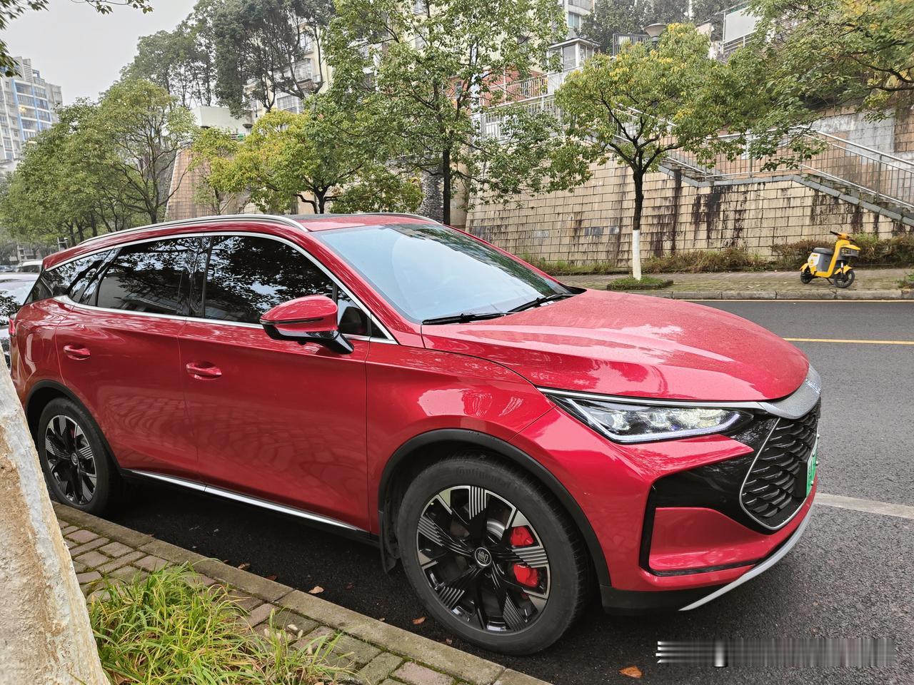 一年三箱油的比亚迪混动车主，被加油站忽悠着加满一箱油。
唐DMP冠军版，纯电续航