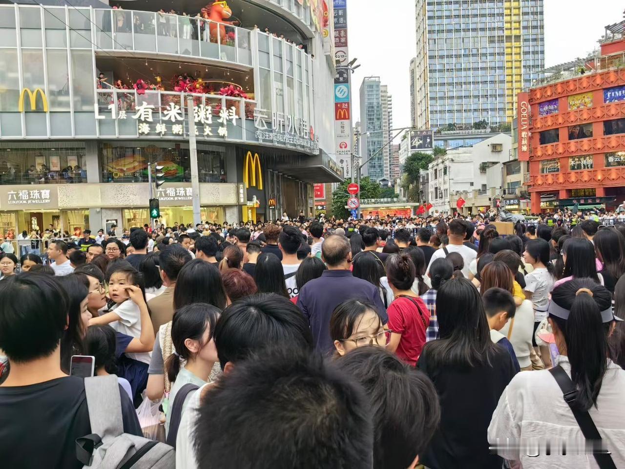 五一的北京路，来广州旅游的人都来了！
广州街道景色
凡是节假日，大多数广州人都躲