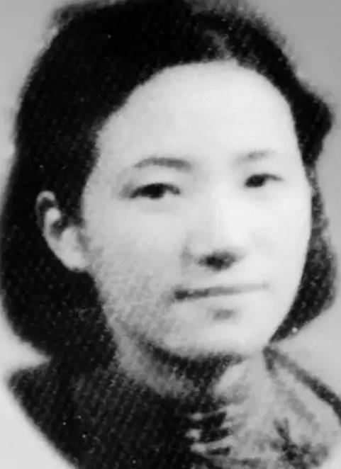 1934年，新婚第1天，作家苏青就撞见丈夫与表嫂在一起调情，她隐忍不发，接连生下