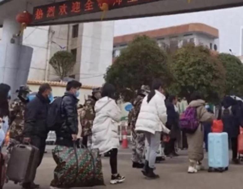 有家长吐槽说湖南邵阳一中专学校，每年收取学生240元的电话费，随后学校也做出了回
