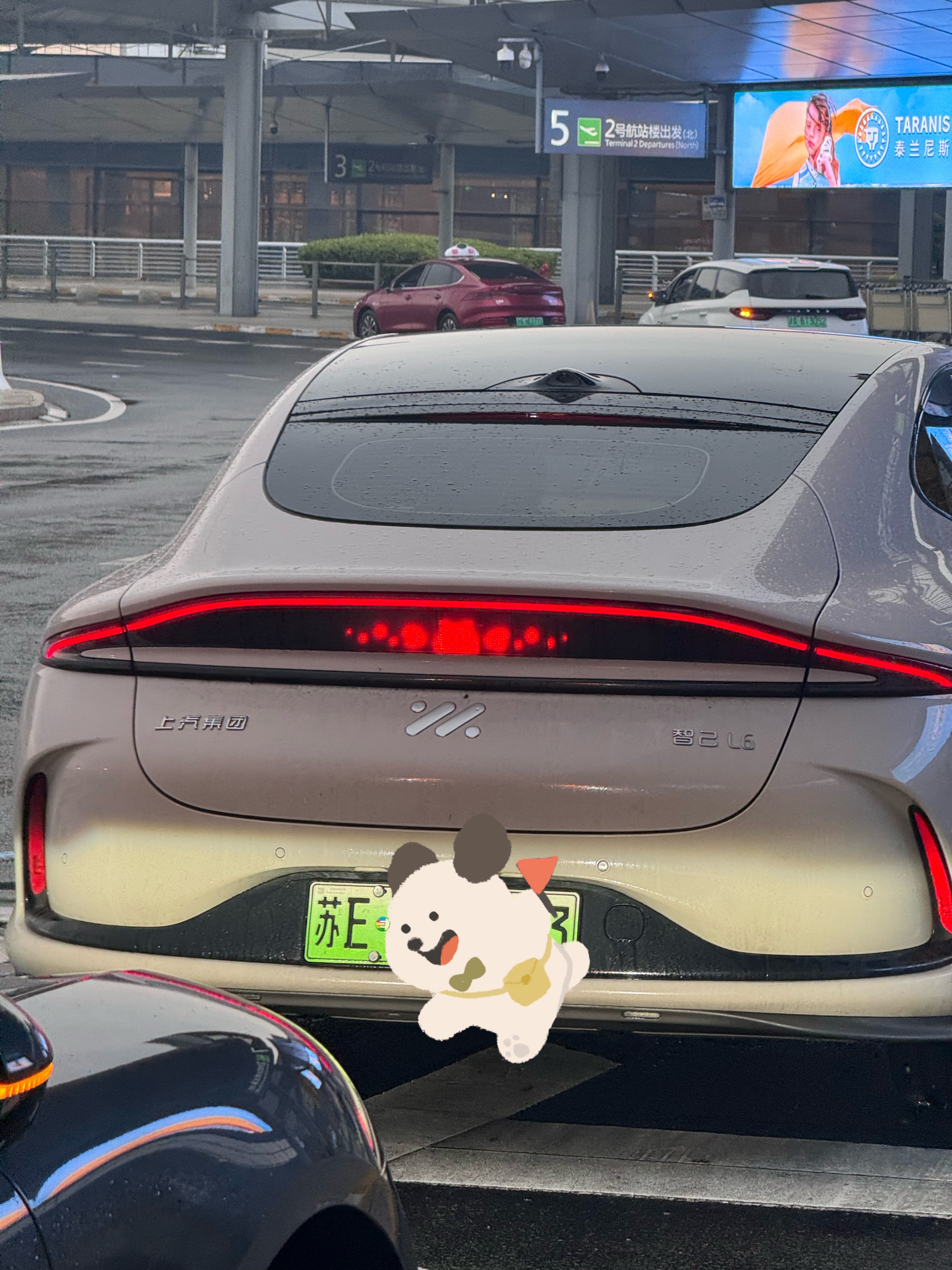 真的很喜欢智己L6的尾灯，可以放自己喜欢的小图案。这辆车的弹幕好可爱哈哈哈！看着