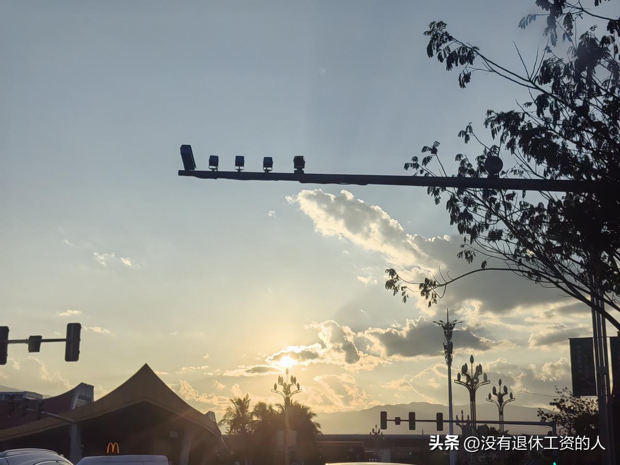 想不到，大年初四，初五还在一起打麻将的王哥，元宵节刚过就走了，后背直发凉。

王