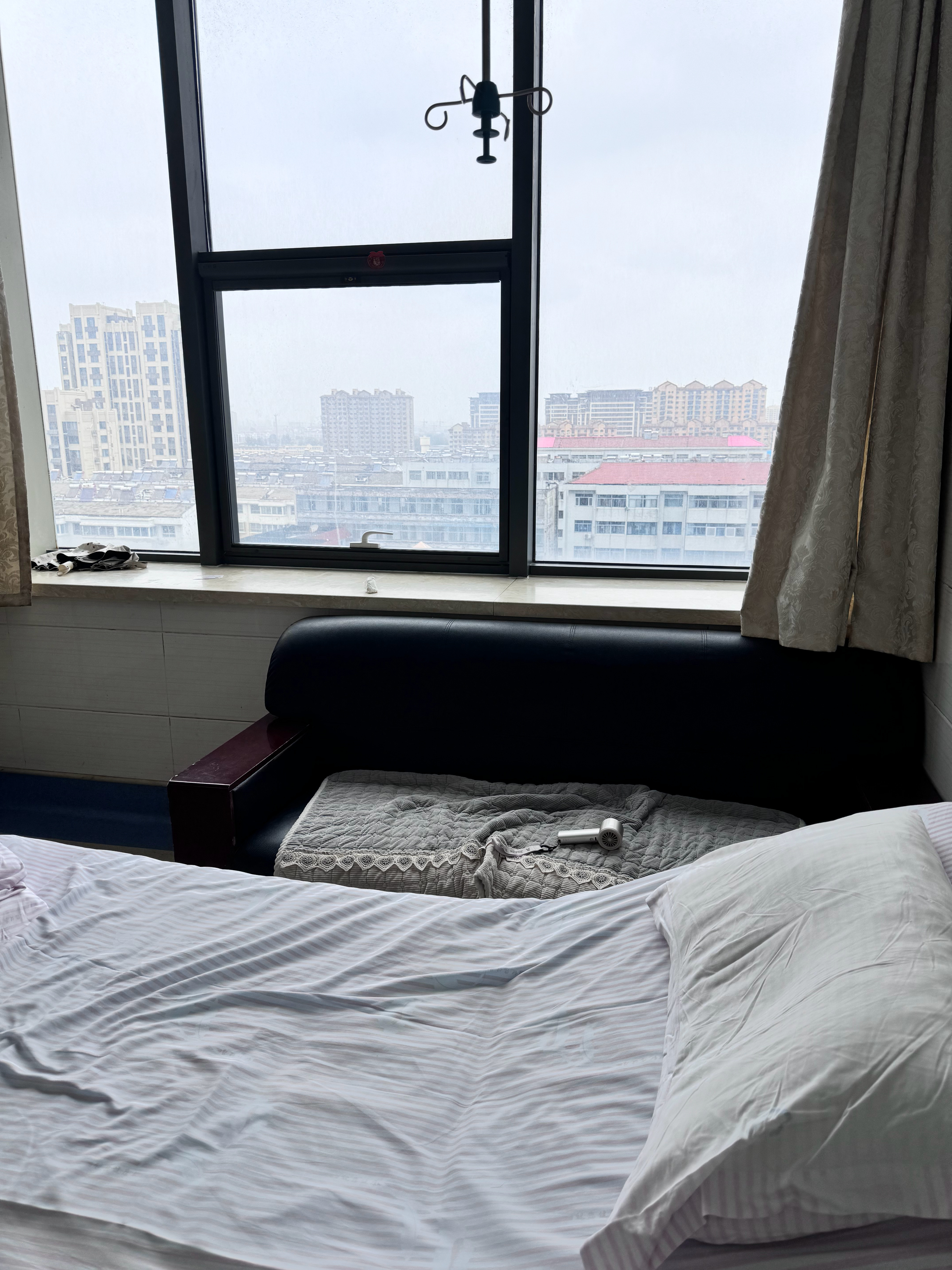 宿阳的膝盖有点儿不好了 我生枣枣的时候住了几天院 他就在这张一米五的沙发上蜷着睡