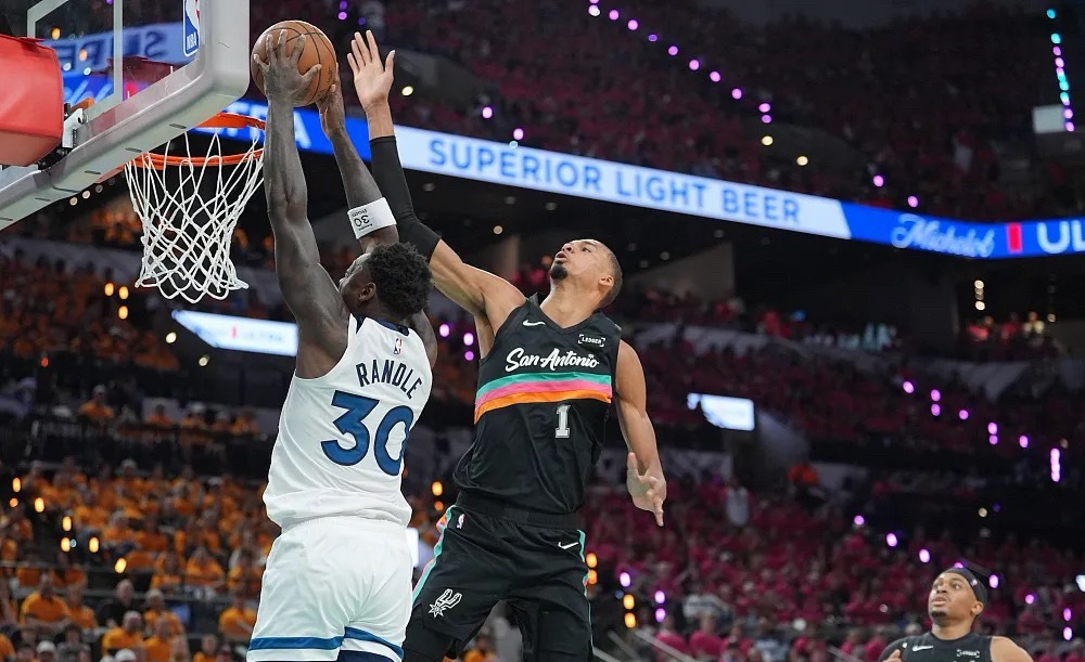NBA季后赛西部半决赛G1，马刺主场102-104输给森林狼，大比分0-1落后。