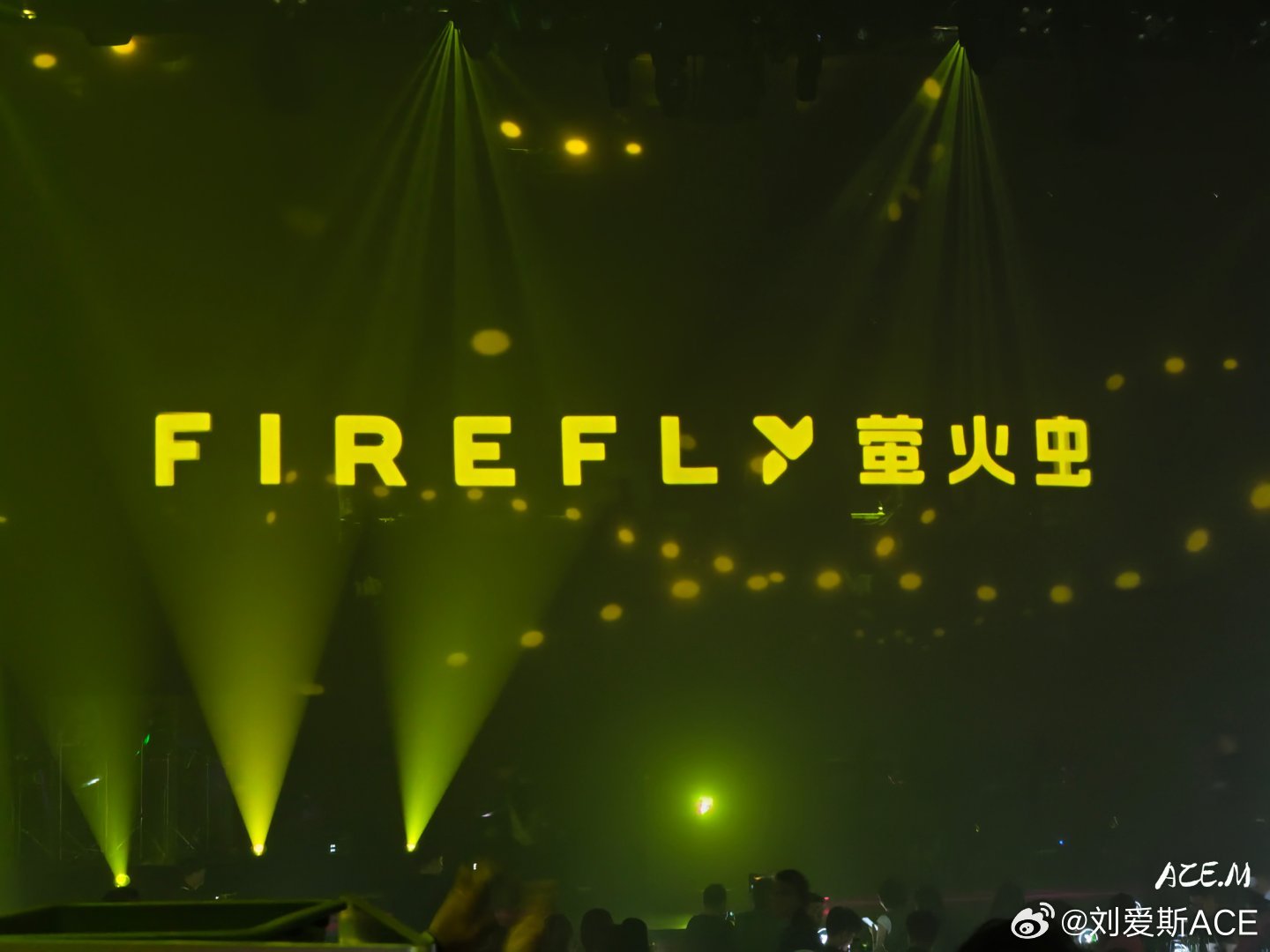 在全上海夜店里面开发布会我是第一次见这个品牌真的越来越讨喜了，太懂年轻人！价格也