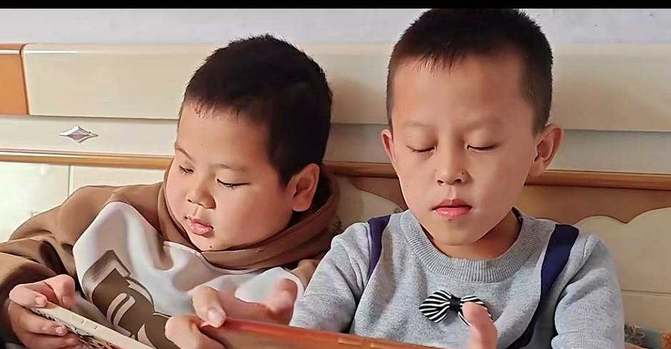 孩子刷手机，家长在旁边刷短视频，这事儿能怪谁？
别光吼“别玩了”，你手里那部亮着