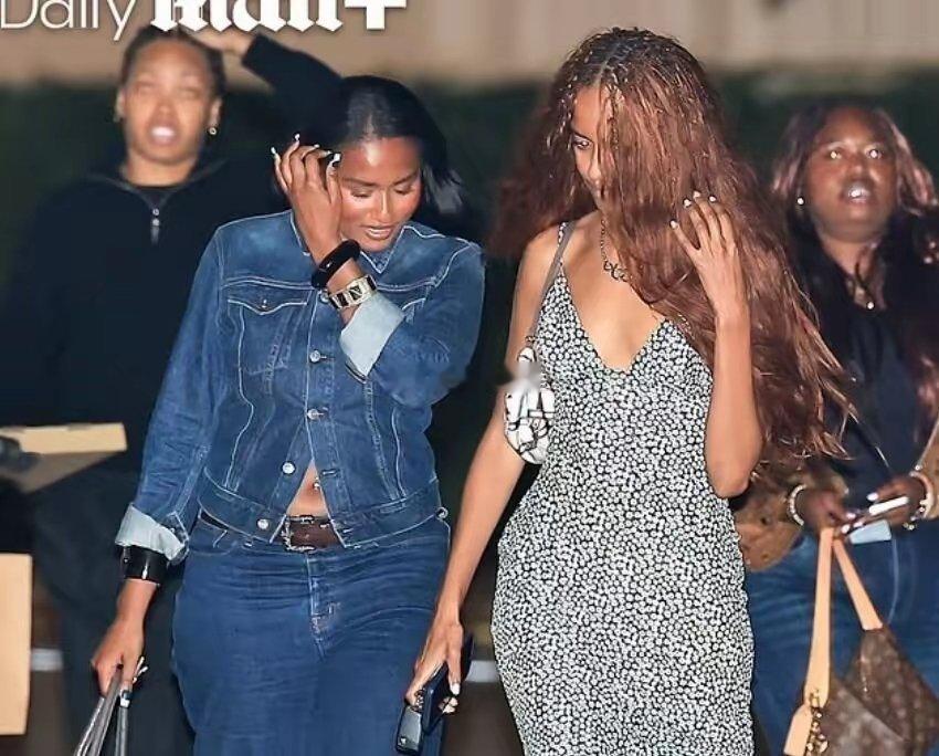 奥巴马两个女儿久违露面，身形反差大引网友热议，前第一夫人暴瘦