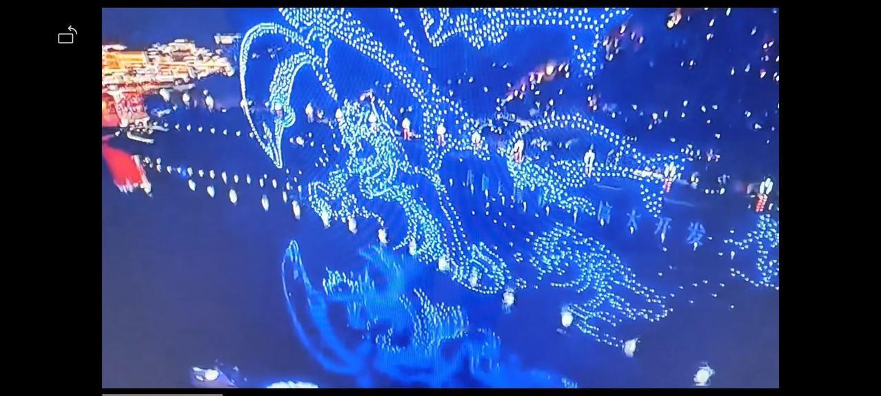 今年的春晚简直是AI和机器人的专场，会表演节目，会陪人两天，还有复制版的两个人。