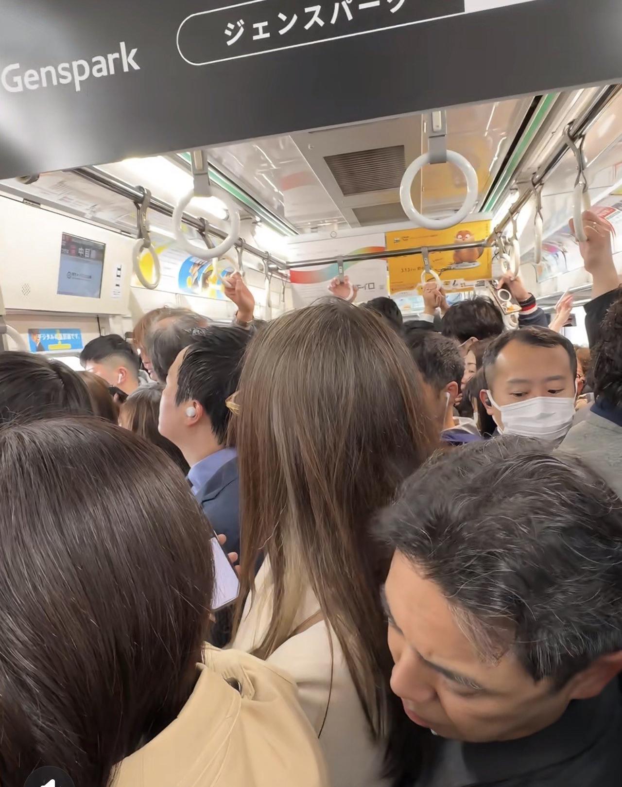 日本电车几乎都超多人啊，长达20分钟的猥亵其他人没感觉到异常吗？好诡异的国民。近