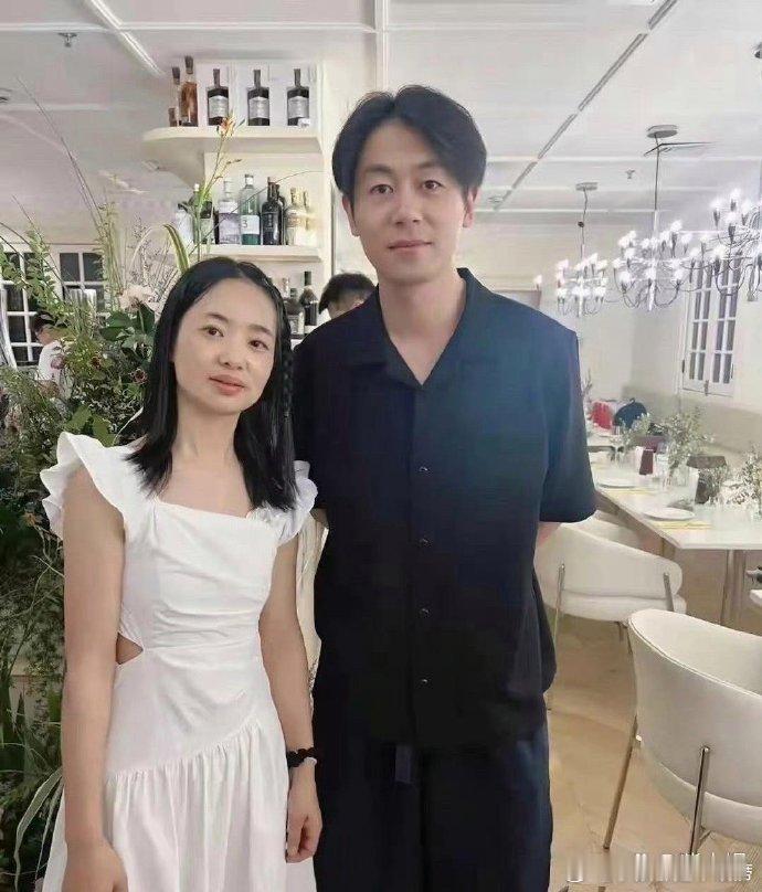 40多岁的朱亚文也走起了中分发松弛风，男人就是越老越有味道啊！ 