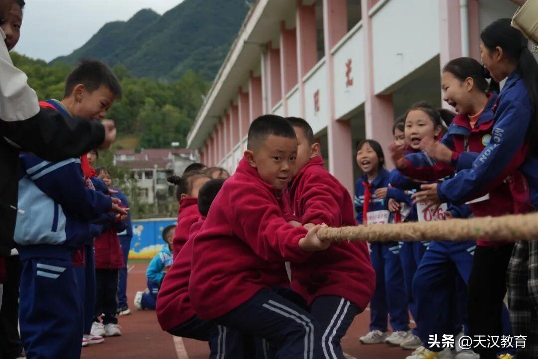 每日清晨，西乡县白勉峡镇九年制学校的操场上都充满活力，百余名学生组成的跑操方阵步