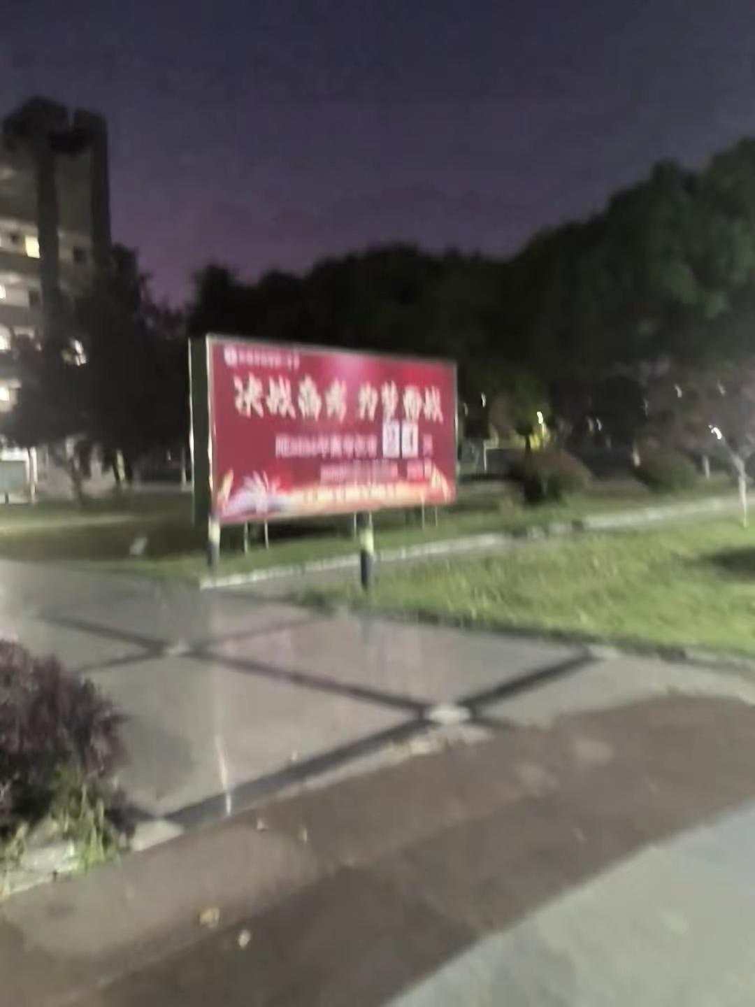 今天去参加高三家长会,心里一下子就沉甸甸的,既紧张又感慨看着教室里满满的备考氛围