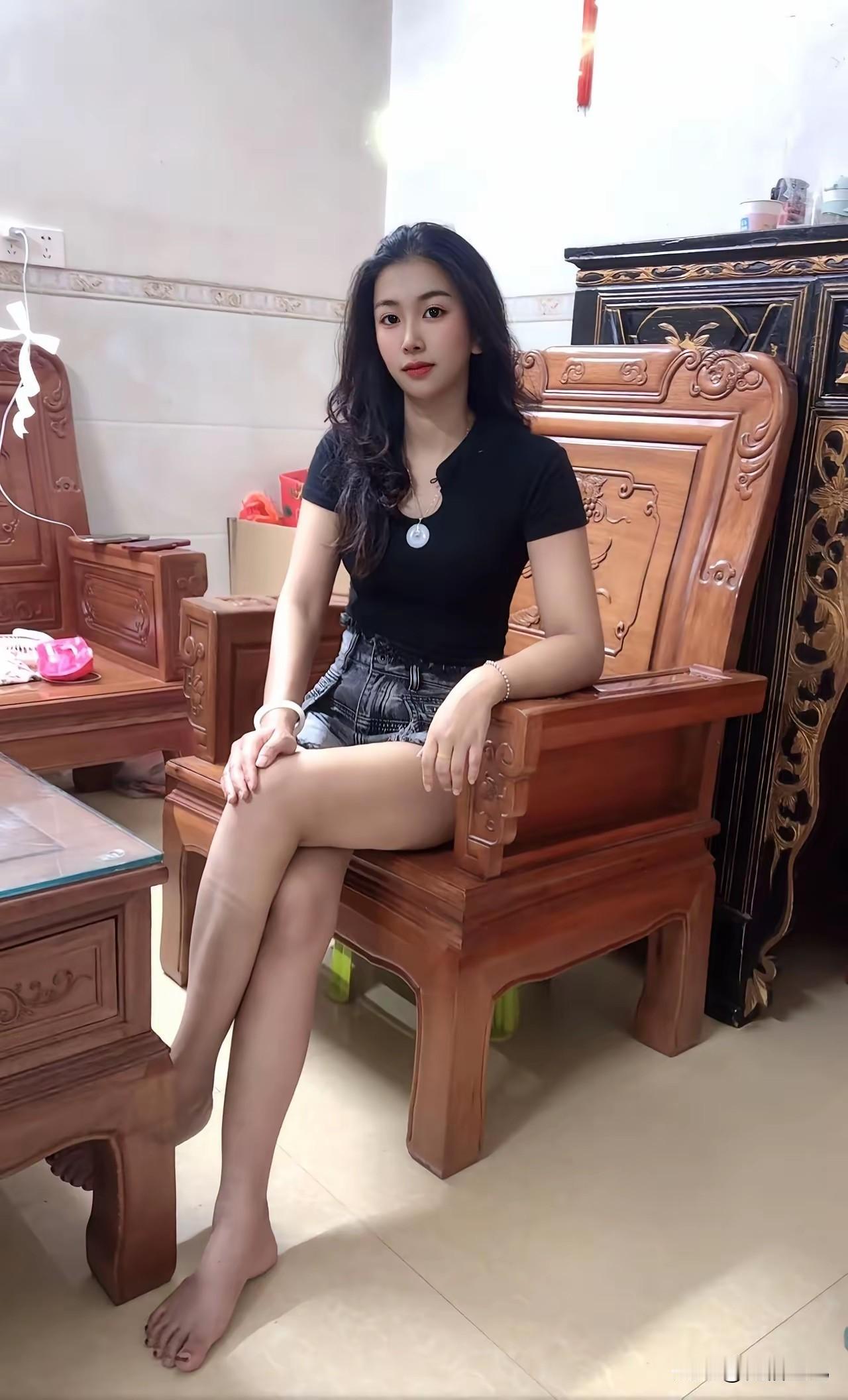 看这个家具，你就知道这是潮汕家庭了，特别是后面那个黑色的不知叫什么名字的家具，更