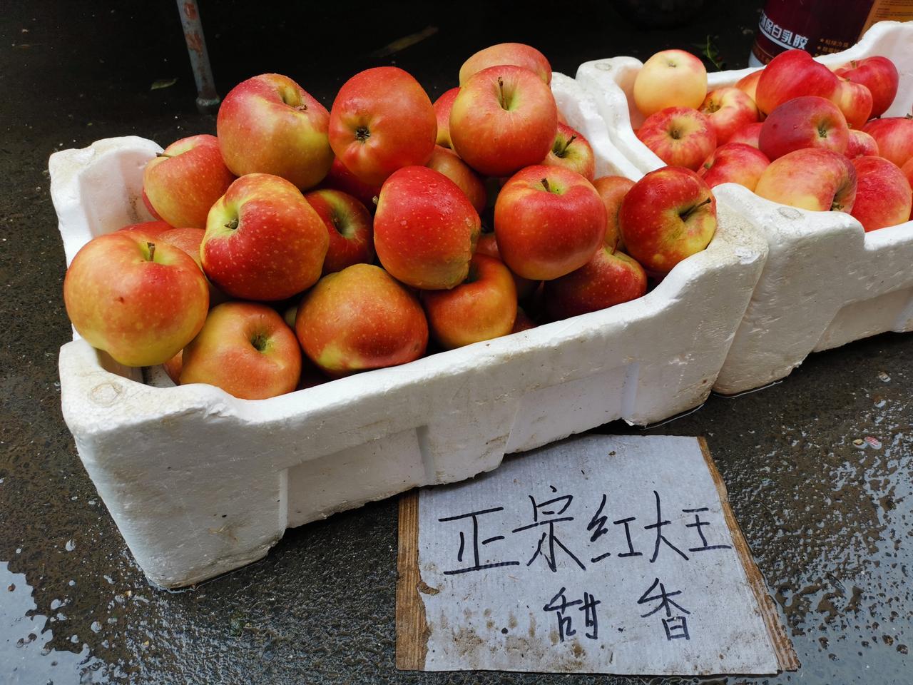 今早逛大连市旅顺口区上沟市场，看到地摊上出售的当地老品种水果，忍不住每样都买点。