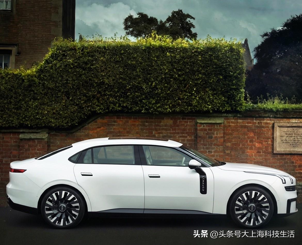 续写9-5传奇？[吐舌]
如果说领克03是Saab 9-3的精神续作，那眼前这台