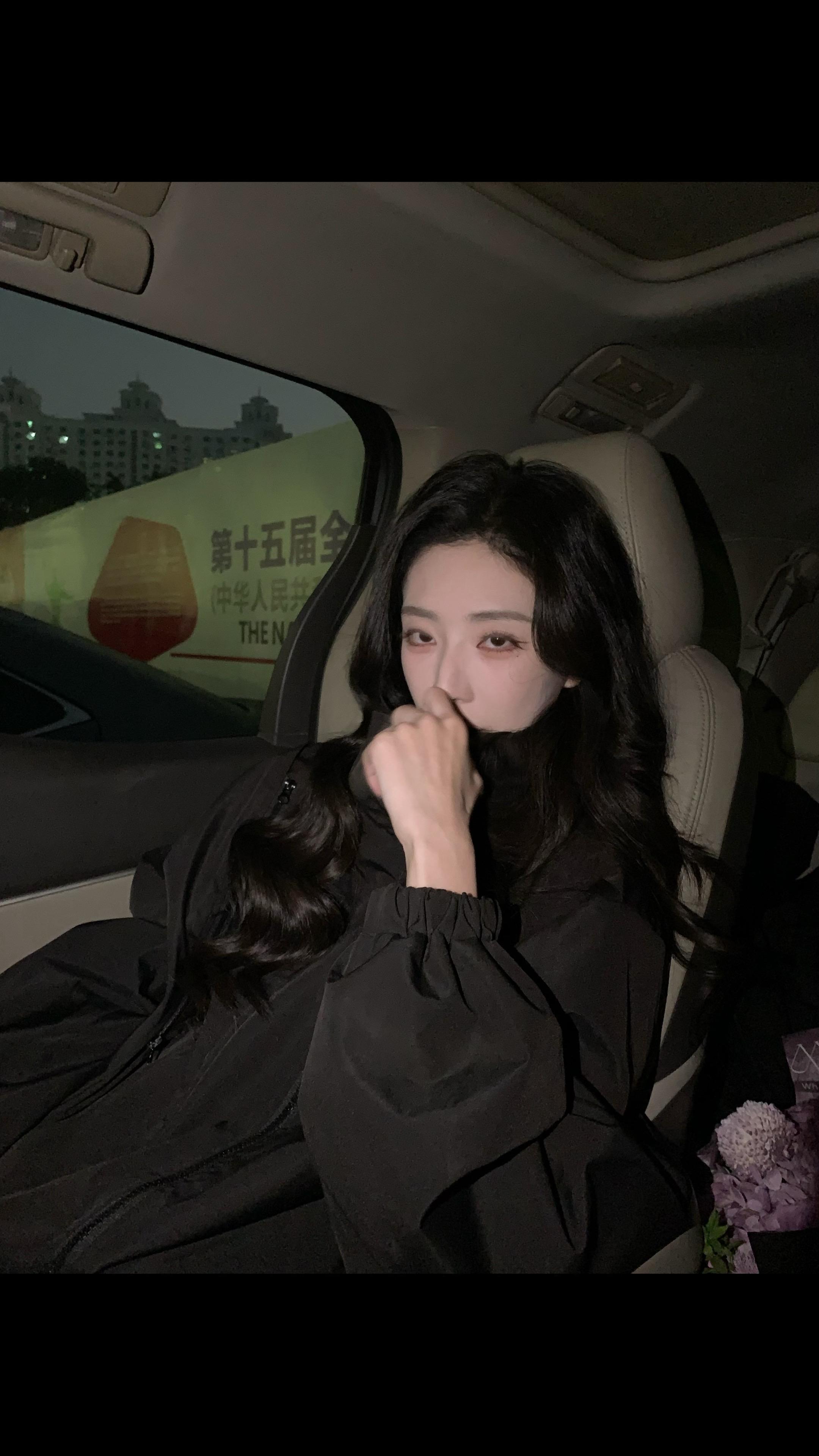 眼神比唇先落吻