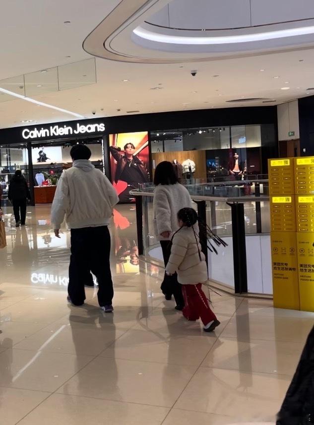 tg张桂源一个人逛商场 