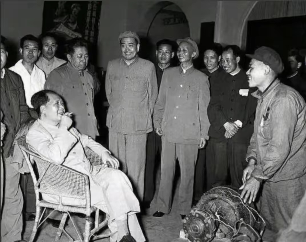 照片拍摄于1960年五月，地点是河南郑州，由摄影师魏德忠拍摄。毛主席坐在藤椅上，