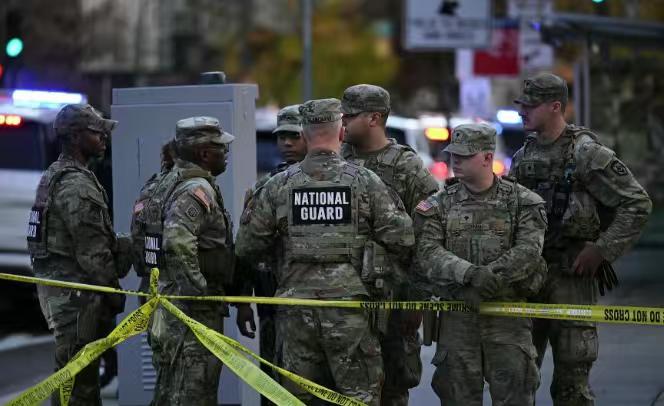 美国2名国民警卫队士兵于美东时间26日在白宫附近遭枪击受伤，官员形容这是1场「有