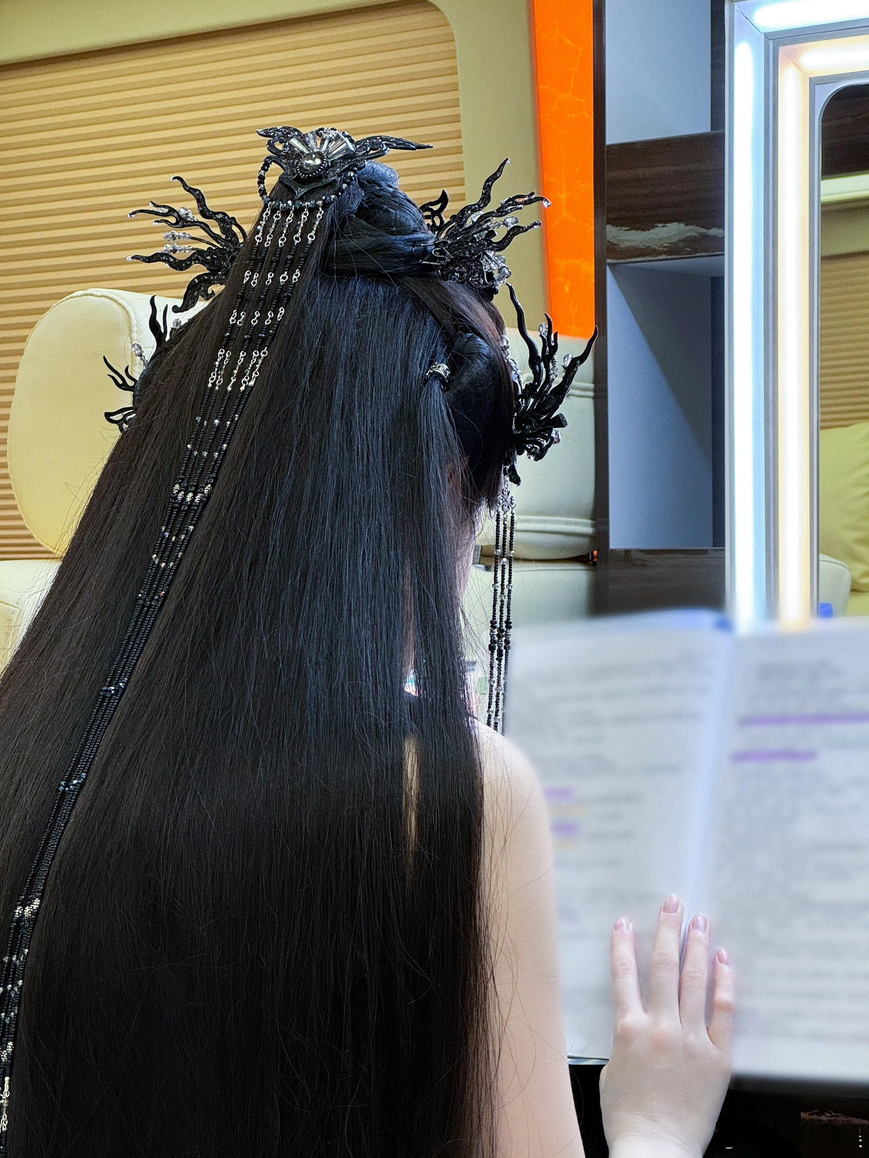 #迪丽热巴看剧本背影照##迪丽热巴贺思慕妆造拍摄花絮#巴巴认真看剧本的样子真的好