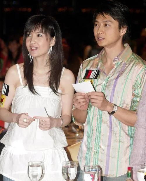 周慧敏年轻时也不见得有多美哦，这张照片她和她老公都是普通人长相吧，一般人。