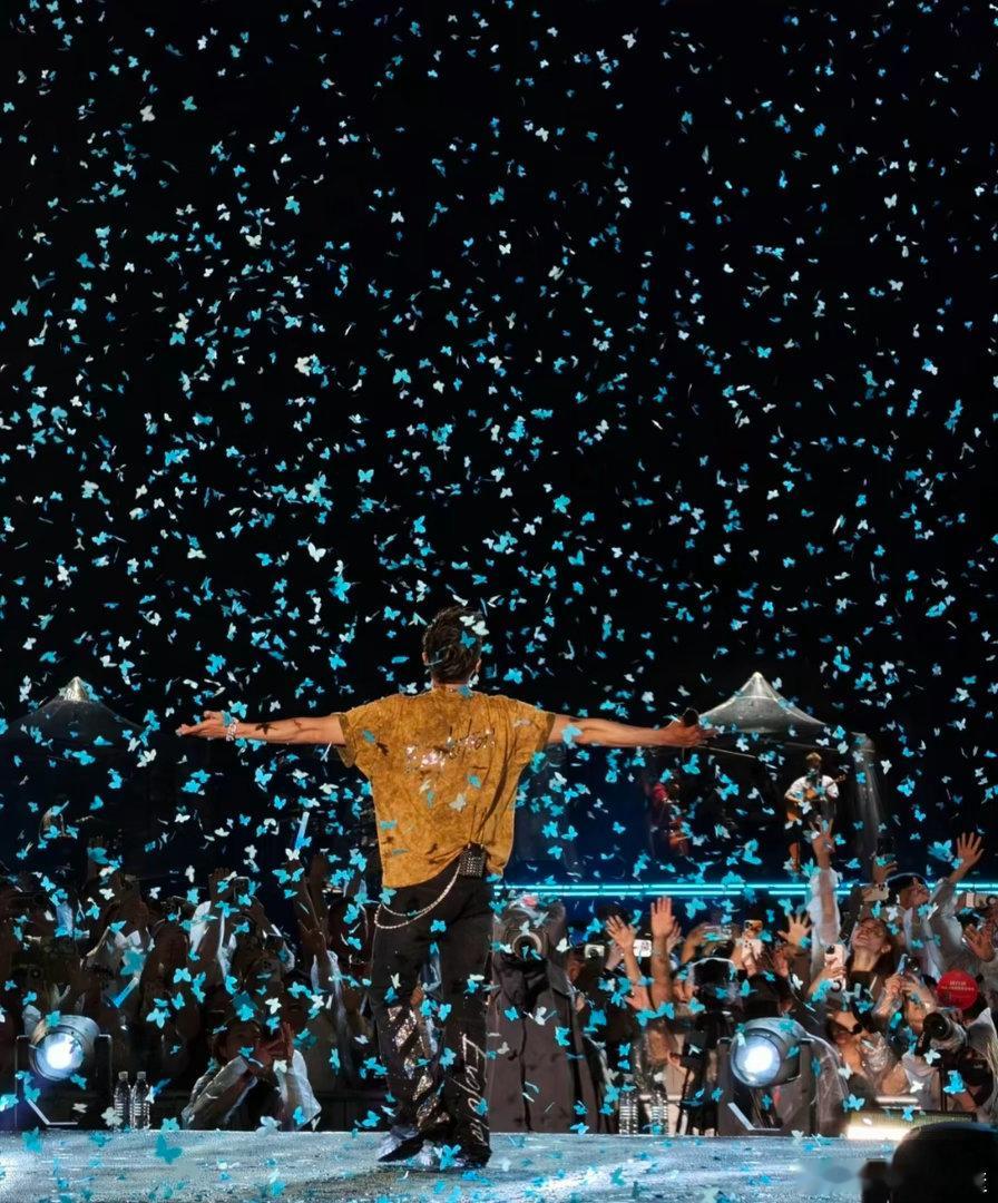 谢停风谢停雨收拾收拾准备上班 风停雨停，好运降临。收拾工位，坐等谢霆锋4月11日