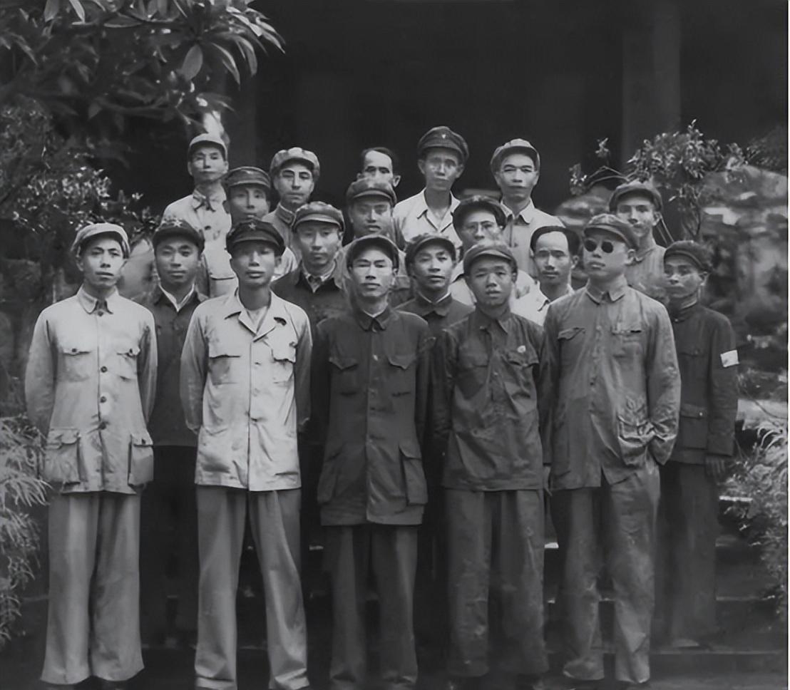 1950年海南解放庆祝时有人建议酒店聚餐，邓华却发问：我们现在真的吃得起吗？
1