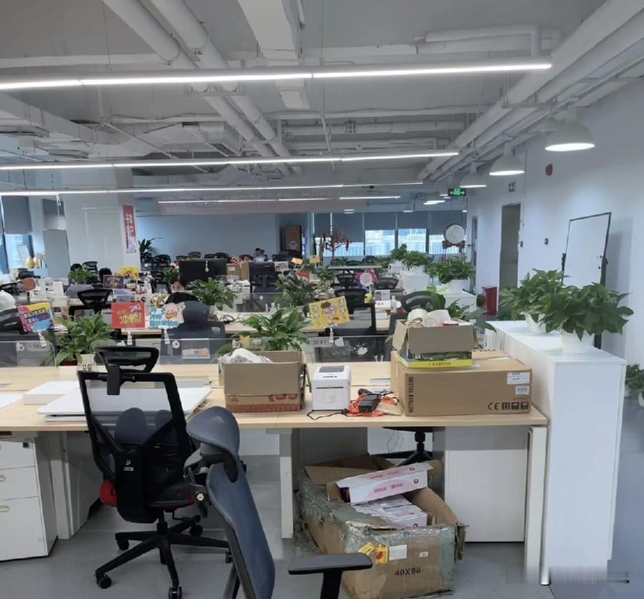 公司只让员工签了空白合同后就收回，也一直没有返给员工一份，员工是不是可以以未签劳