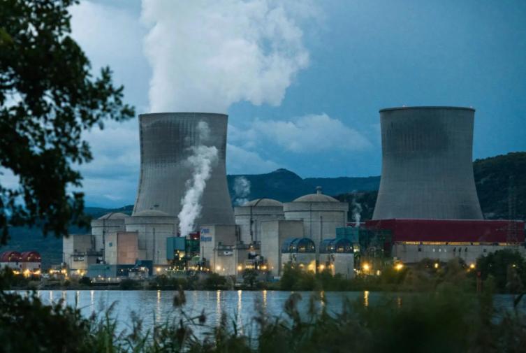 史无前例，伊朗攻击英国。
 
据官方8月24日报道，观察者网披露和伊朗存在关联的