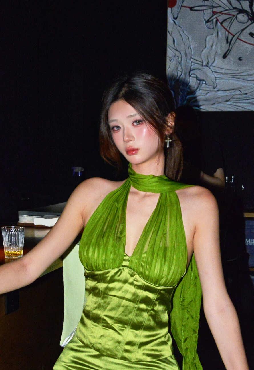 侯明昊成都场
已经被小猫哥迷晕…………本来以为包厢会很远 结果位置还挺好的 下次