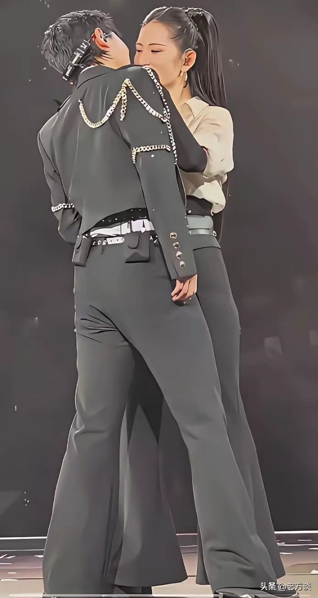 张杰的官方身高是 180，而谢娜的官方身高是 166，也就是说，张杰比谢娜身高 