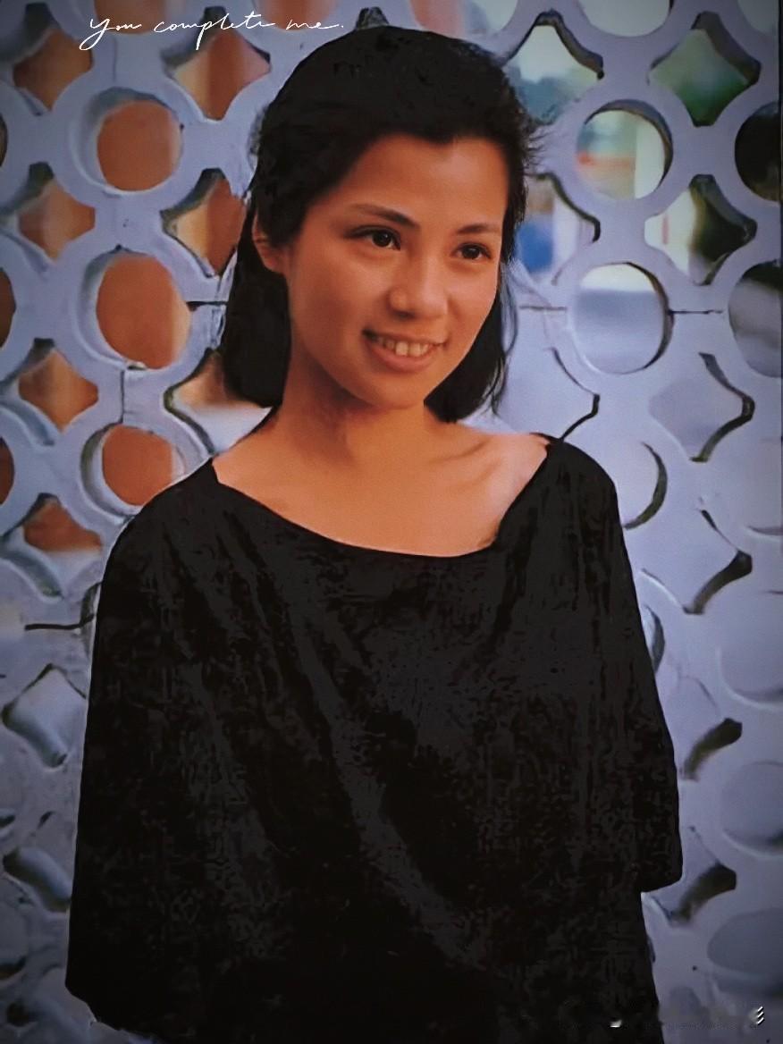 🧡永远的翁美玲👇
浅笑安然，
素颜亦美。
阿翁的眉眼间，
藏着旧时光最温柔的