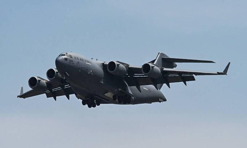 8月18日，美国空军一架C-17运输机从新西兰基督城起飞前往南极洲，飞行途中掉头