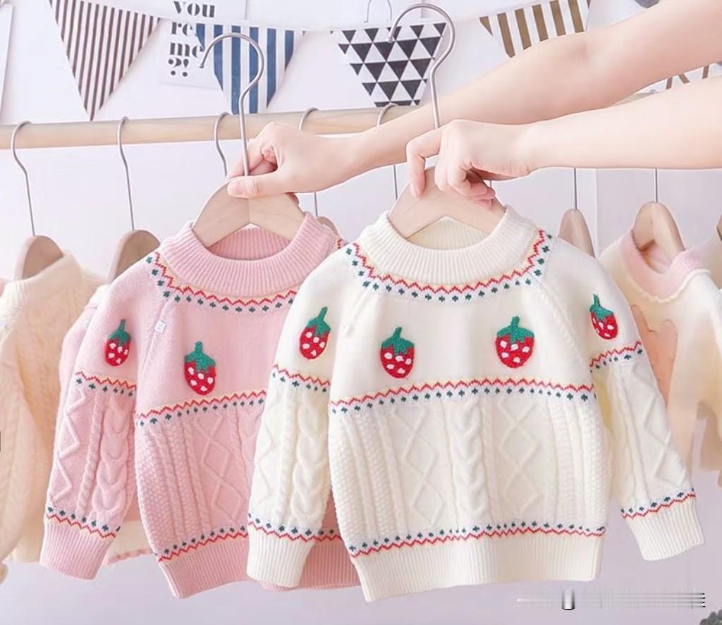 谁能拒绝这款可爱的草莓小毛衣，粉粉嫩嫩的超可爱，搭配裙子搭配牛仔裤都超漂亮。淡淡
