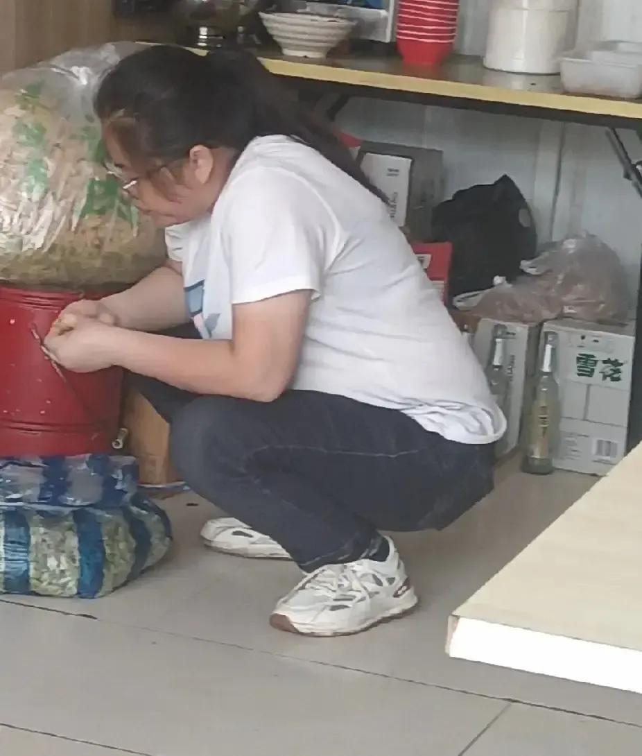 刷到一条短视频，说男人的快乐就是一瓶啤酒一辆摩托一夜没人打扰，点赞六十万，评论区