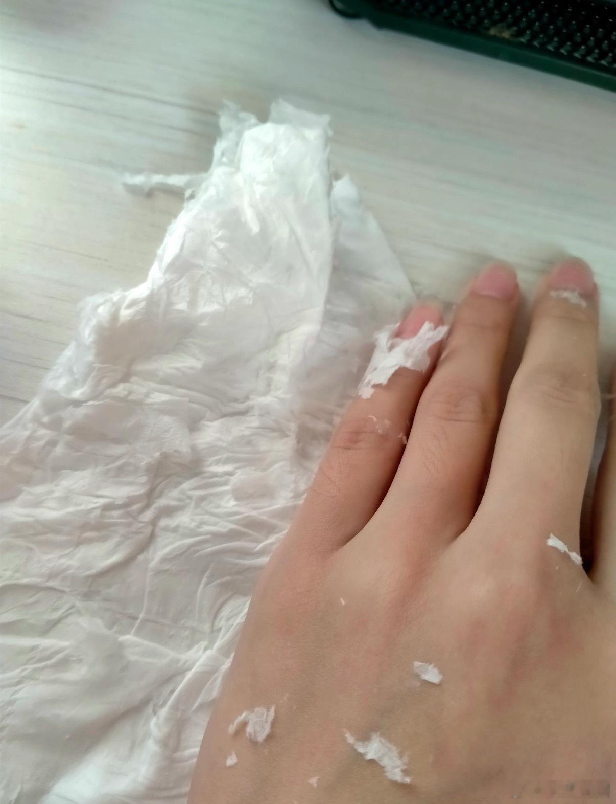 被纸巾背刺了谁懂啊！现在纸巾越来越离谱了！低价买的全是掉屑破洞的劣质货，沾点水直