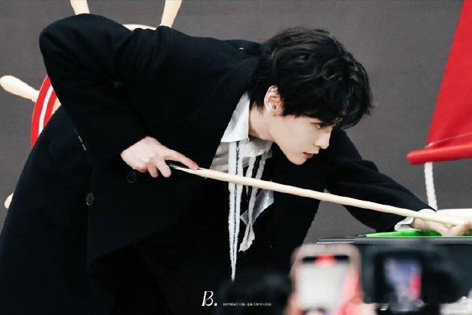 田栩宁现场打台球田栩宁再现打台球名场面谁被田栩宁打台球帅到！现场再现名场面，氛围