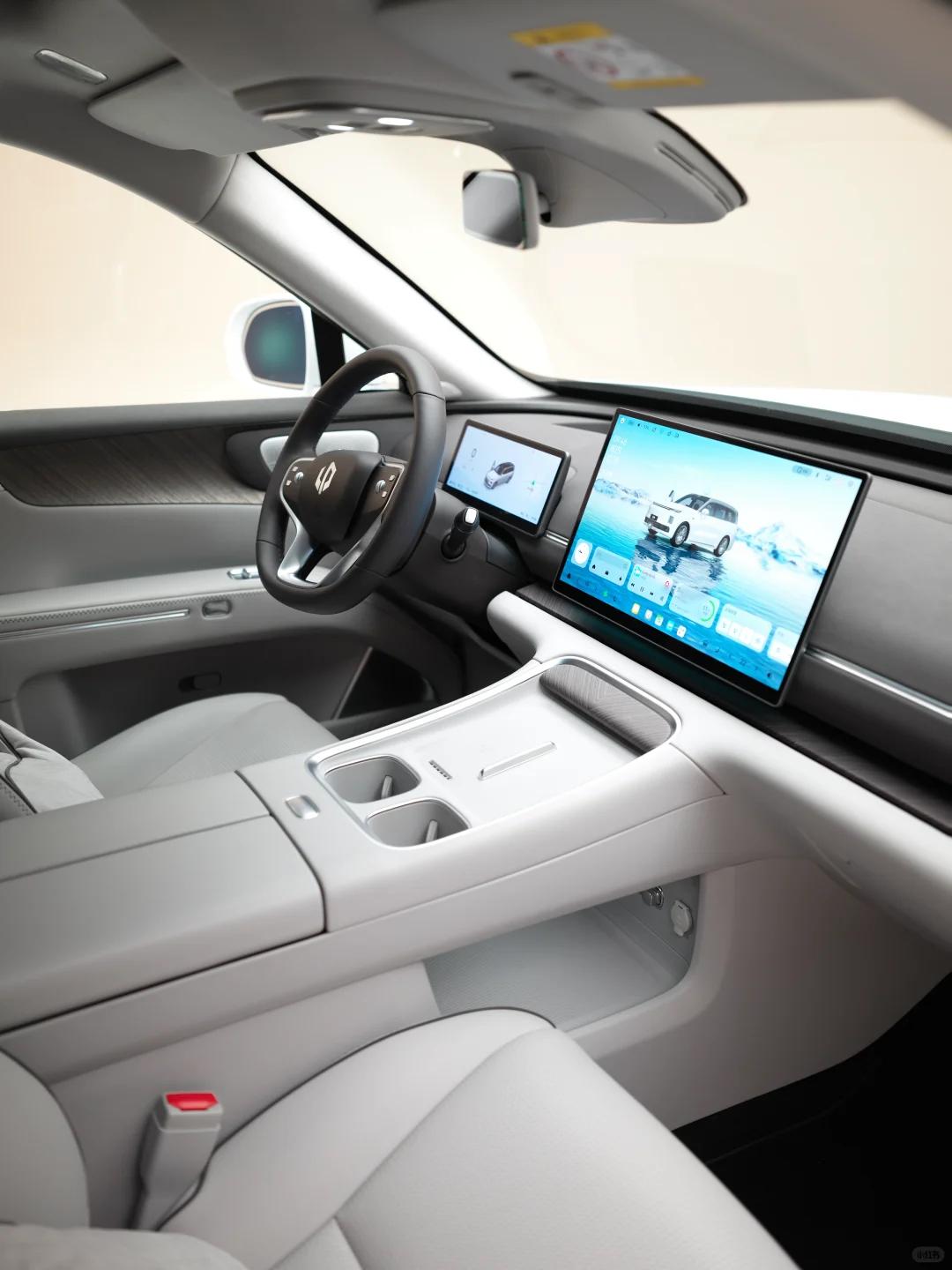 刷到博主分享的内饰图，感觉配置上跟C16差不多，屏幕仪表盘、冷暖冰箱、后排吸顶屏