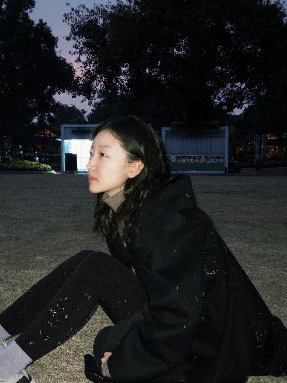 周冬雨素颜生日照 这位姐真的一点明星包袱没有，每次私下都是素颜，很清秀的一张脸，