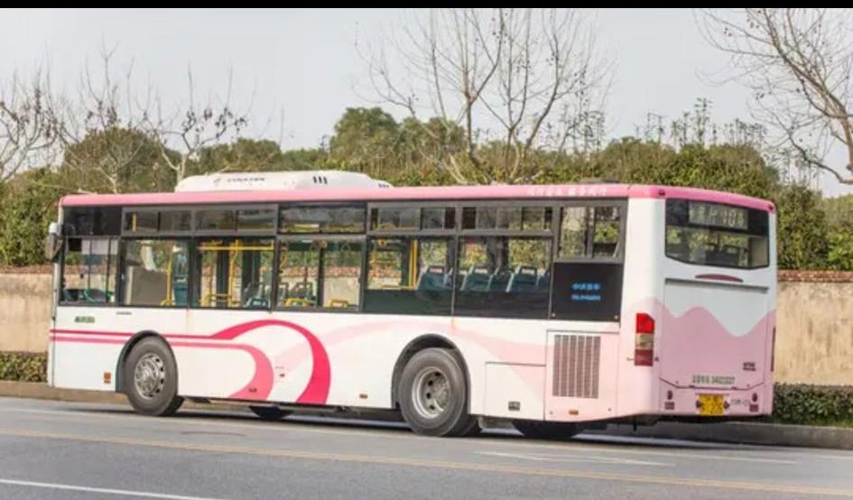 今天出门，刚上公交，就看见司机对我说了句什么，大冬天的，我带着帽子口罩，隔了厚厚