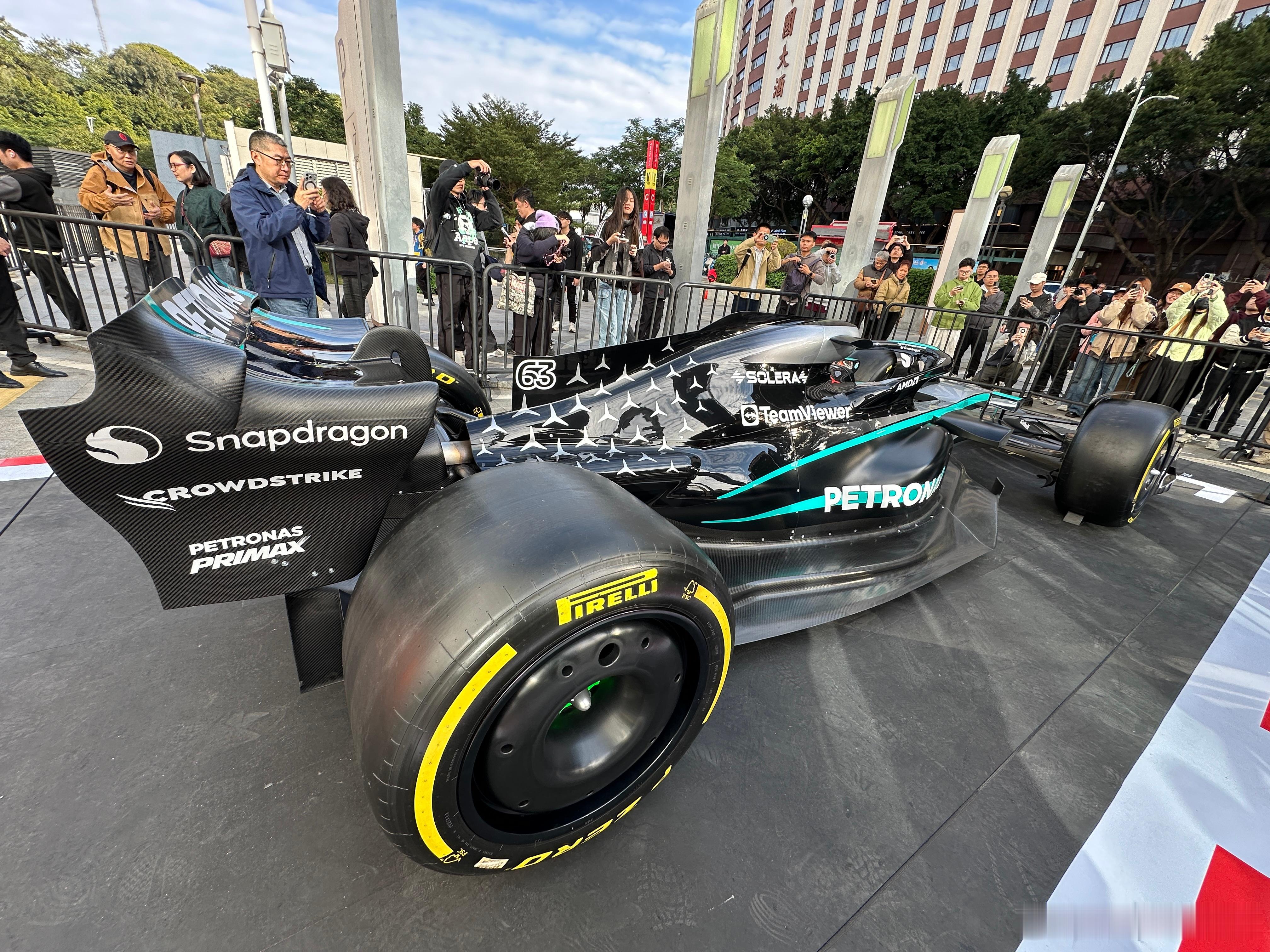 现在都说国外汽车品牌现在不思进取，车都没什么科技含量。奔驰没说话，但把东西拿出来