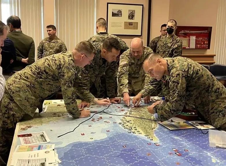 美国众议院4月19日举行了一场模拟台海冲突的兵棋推演，从各位议员的表情来看这场推